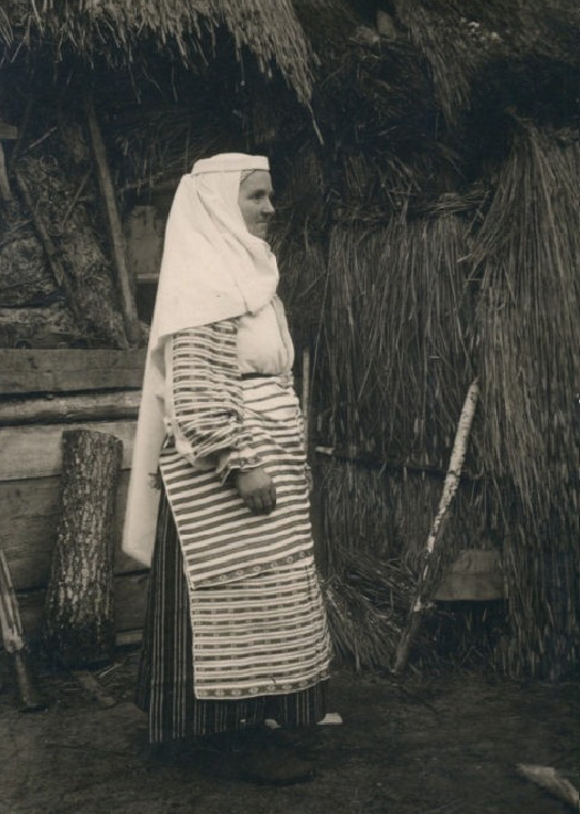 Wieś Lipowo, pow. kobryński, kobieta w "namytce"